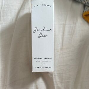 Earth Harbor Sunshine Dew Antioxidant Cleansing Oil — White